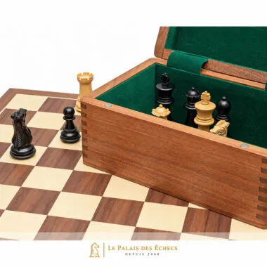 Caja de palisandro abierta con piezas negras y blancas guardadas sobre fieltro verde