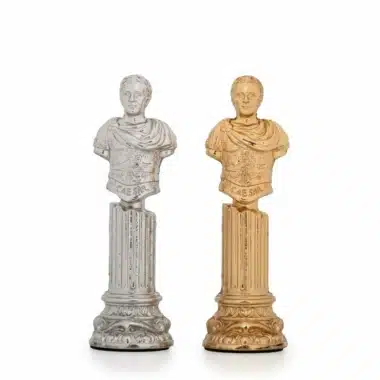 Alternative view of Juego de ajedrez de metal chapado en oro y plata Columna romana