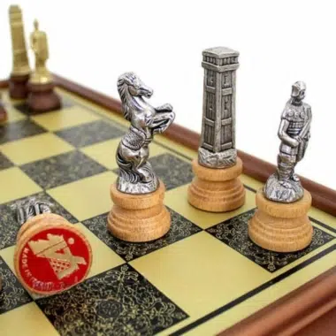 Alternative view of Juego de ajedrez Romanos vs Bárbaros II Soporte de madera con efecto de latón y juego de ajedrez de metal y madera maciza