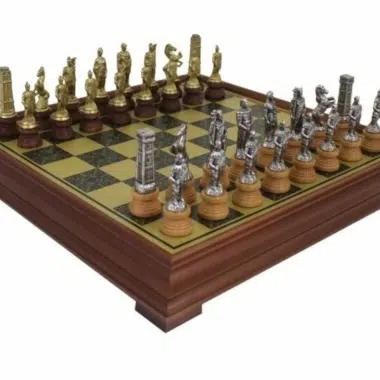 Juego de ajedrez Romans vs Barbarians II Soporte de madera con efecto de latón y juego de ajedrez de metal y madera maciza