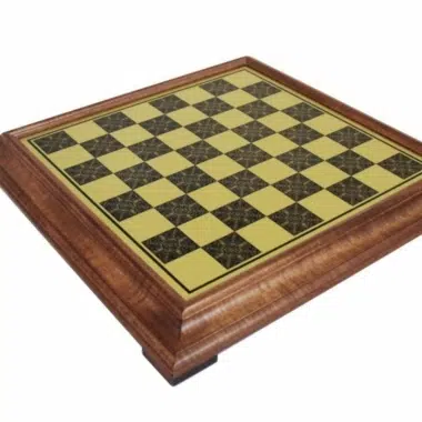 Tablero de ajedrez con pie de madera maciza y efecto latón visto de frente