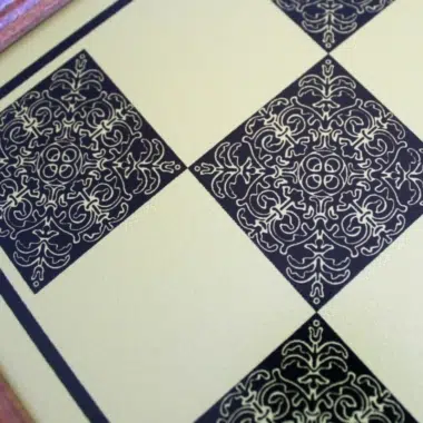 Detalle de los motivos grabados en las casillas del tablero efecto latón