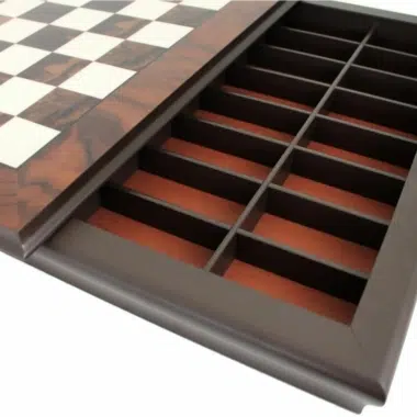 Alternative view of Juego de ajedrez "Lanzichenecchi" en madera de nogal y arce y juego de ajedrez en metal y madera maciza