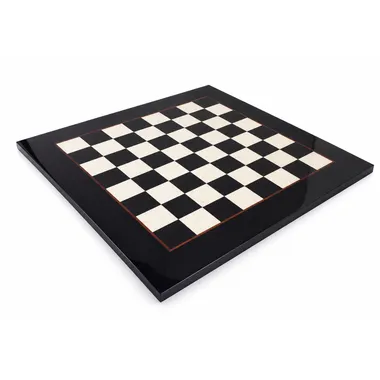 Tablero de ajedrez de madera de arce negro lacado, vista general en ángulo