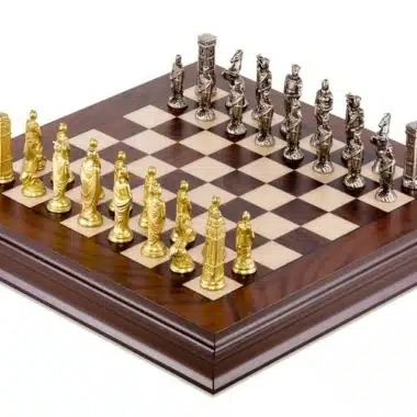 Juego de ajedrez Romans vs Barbarians III en madera de nogal y arce y metal sólido
