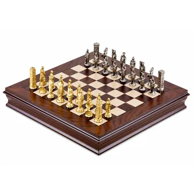 Juego de ajedrez completo Romanos vs Bárbaros III sobre tablero de nogal y arce
