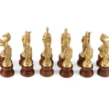 Piezas del bando bárbaro alineadas, acabado dorado sobre base de madera