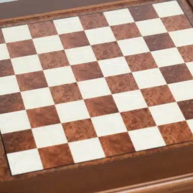 Tablero de ajedrez de marquetería de madera, vista cercana de las casillas en diagonal