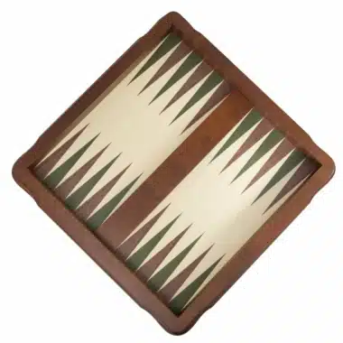 Tablero de juego de madera visto desde arriba, motivos triangulares marrones y verdes