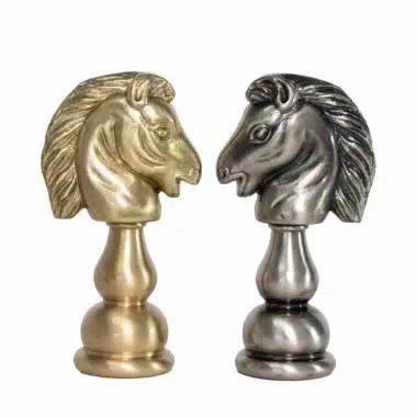 Dos caballos gigantes de latón dorado y plateado con forma de cabeza de caballo