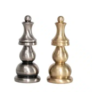 Reyes en latón plateado y dorado, detalle de las piezas del juego Oriental XL II