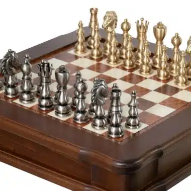Detalle de las piezas de latón dorado y plateado sobre el tablero de madera