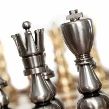 Detalle del rey y la dama plateados en latón del juego Oriental XL II