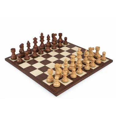 Juego Classic VII completo: tablero de madera y piezas colocadas en juego