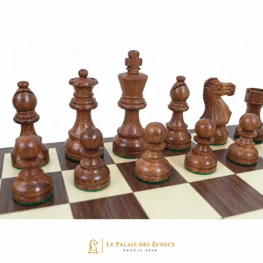Piezas Classic VII en madera dorada: rey, dama, alfil y peones sobre el tablero