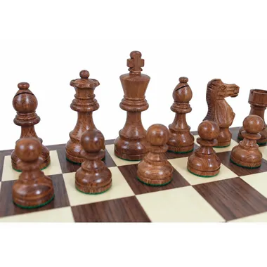 Piezas Classic VII en madera dorada: rey, dama, alfil y peones sobre el tablero
