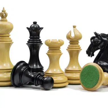 Juego de ajedrez Cavalerie, rey, dama y torre tumbada con base de fieltro visible
