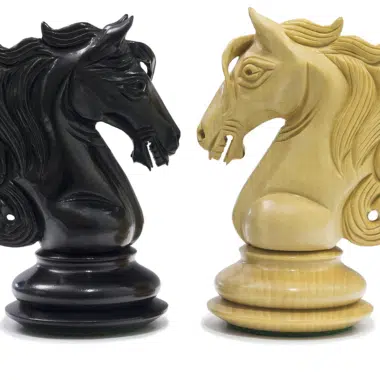 Juego de ajedrez Cavalerie, detalle de los dos caballos en ébano y boj enfrentados
