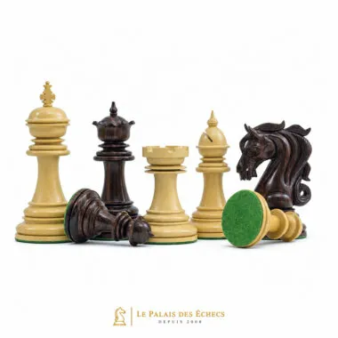 Piezas de ajedrez «Porte du Roi» de pie y tumbadas mostrando la base con fieltro