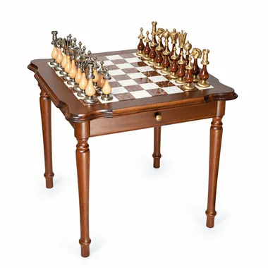Mesa de juego de madera con tablero de alabastro y piezas de latón macizo