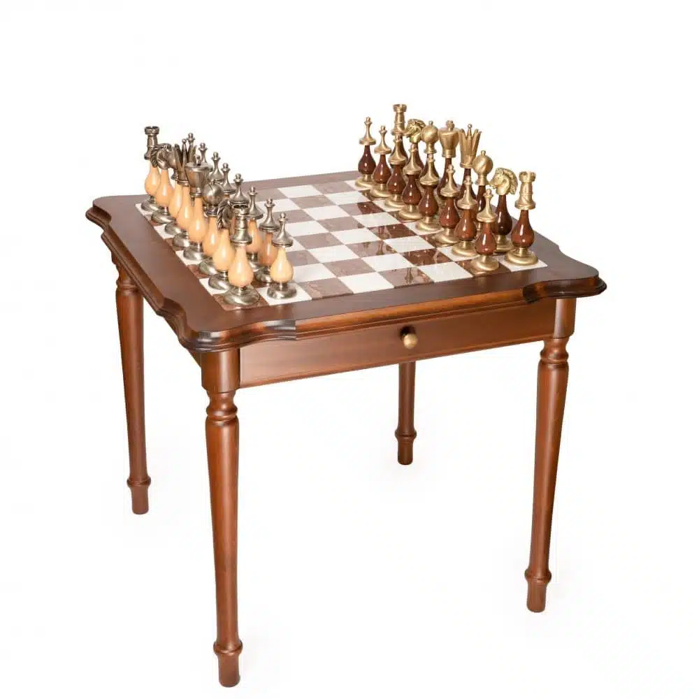 Mesa de juego de madera con tablero de alabastro y piezas de latón macizo