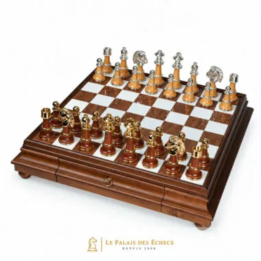 Juego de ajedrez Staunton XL III visto desde el otro lado con piezas de latón dorado y plateado