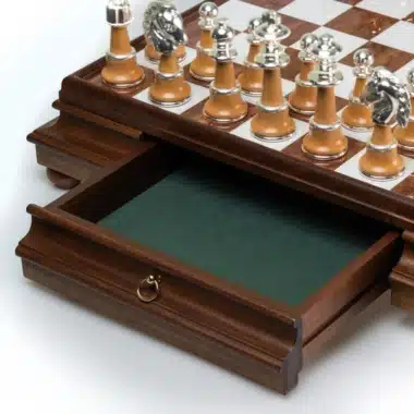 Alternative view of Juego de ajedrez de pedestal Staunton XL III de madera maciza y alabastro toscano con cajón de almacenamiento y juego de ajedrez de madera y latón chapado en oro y plata