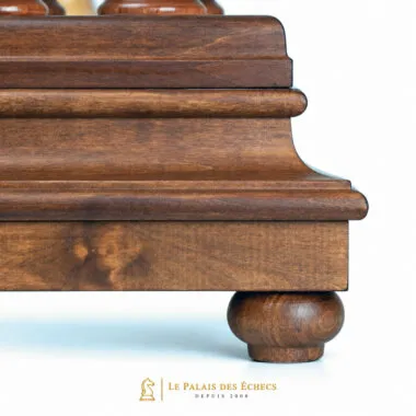 Detalle de la pata de madera maciza torneada que sostiene el juego de ajedrez