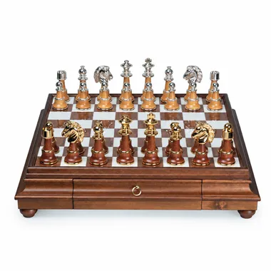 Juego de ajedrez Staunton XL III visto de tres cuartos con piezas doradas y plateadas