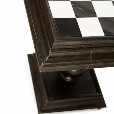 Mesa Tilia: detalle de la esquina del tablero de alabastro y la moldura de madera oscura