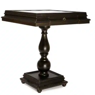 Mesa Tilia: pie central torneado en madera de tilo y base cuadrada moldurada