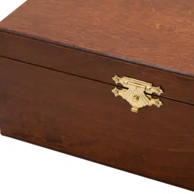 Caja de almacenamiento de madera de abedul, primer plano del cierre dorado