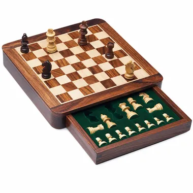 Juego de ajedrez magnético de viaje en madera con cajón abierto y piezas guardadas