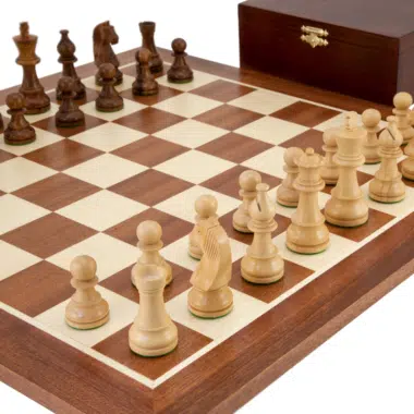 Ensemble Grand Championship Echiquier en Bois d'Erable et Acajou, Jeu d'Echecs en Bois de Rose & Coffret de Rangement en Bois de Bouleau