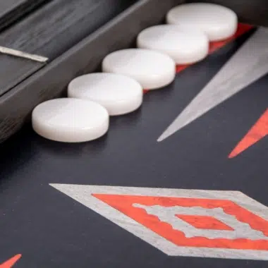 Backgammon de madera de roble negro y plateado, detalle de fichas blancas alineadas