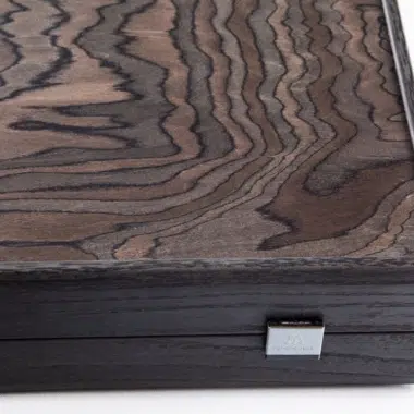 Detalle de la esquina de la caja cerrada mostrando el cierre metálico y la veta de la madera