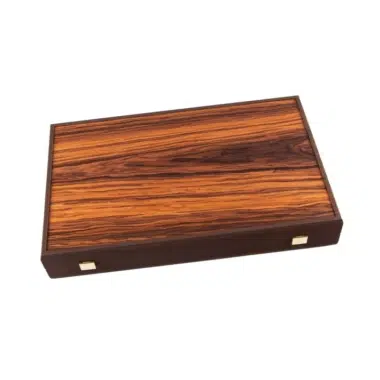 Backgammon de madera de palisandro, caja cerrada vista desde arriba con cierres dorados
