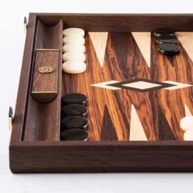 Backgammon de madera de palisandro, esquina del tablero con fichas blancas y negras alineadas