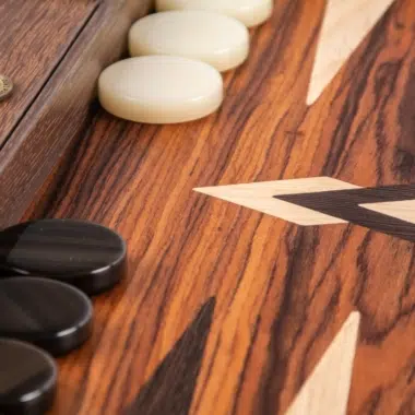 Backgammon de madera de palisandro, detalle de los triángulos de marquetería y fichas apiladas