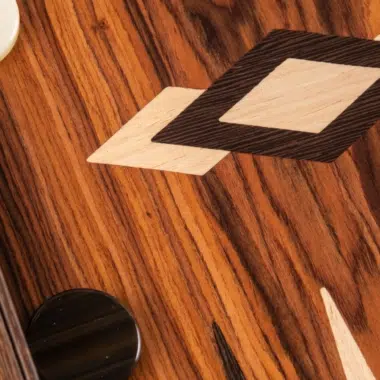 Detalle de la marquetería en forma de rombo en el tablero de backgammon de palisandro