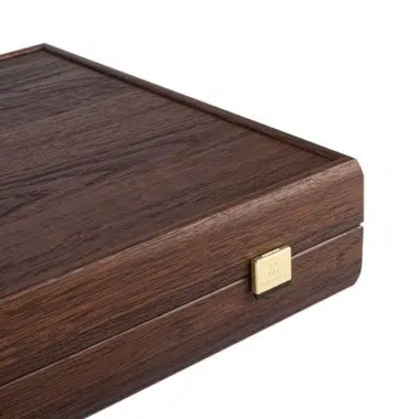Backgammon de madera de nogal, detalle del cierre dorado y la esquina de la caja