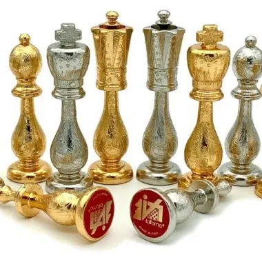 Juego de ajedrez de metal chapado en oro y plata con flores II
