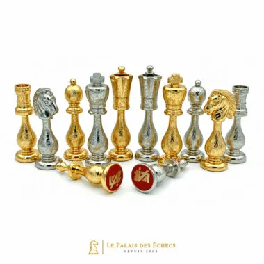 Detalle de los reyes y damas Staunton grabados en metal bañado en oro y plata