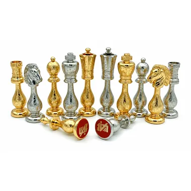 Detalle de los reyes y damas Staunton grabados en metal bañado en oro y plata