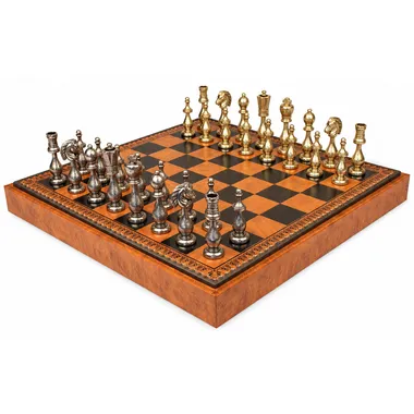 Juego de ajedrez completo con tablero de símil cuero y piezas de metal filigrana doradas y plateadas