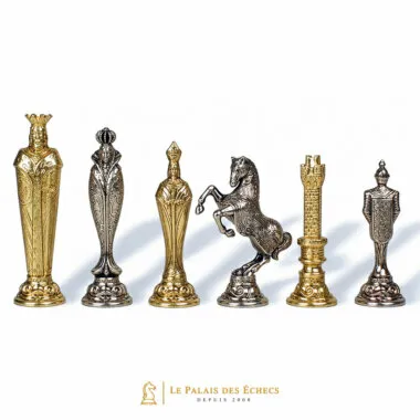 Piezas medievales mixtas en plata y oro: rey, alfil, caballo y torre alineados