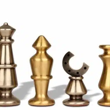 Juego de Ajedrez en Latón Macizo Moderno
