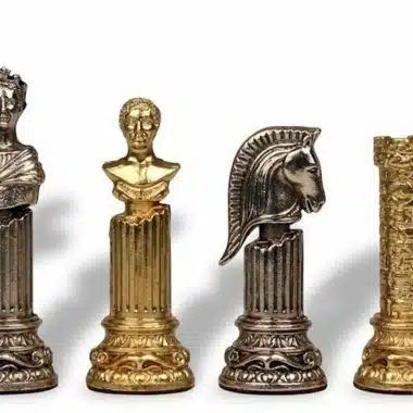 Juego de ajedrez de metal con columna romana