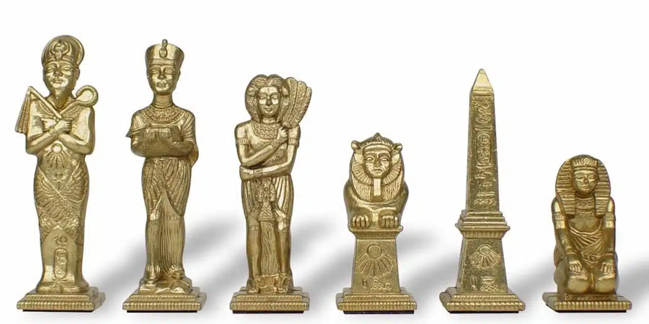 Cuatro piezas de ajedrez Egipto en metal dorado, rey, dama, alfil y torre