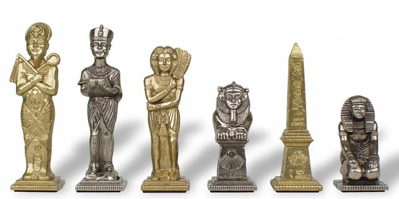 Piezas de ajedrez egipcias doradas y plateadas, rey, dama, esfinge y obelisco